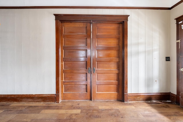 interior details with hardwood / wood-style floors