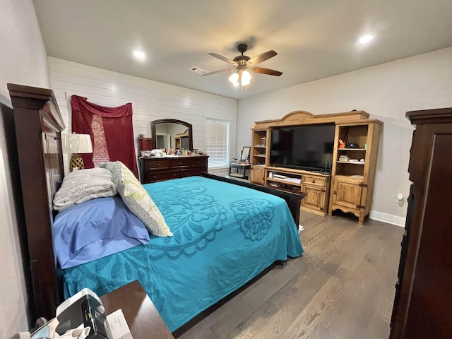 bedroom featuring a ceiling fan, baseboards, visible vents, and dark wood-style flooring