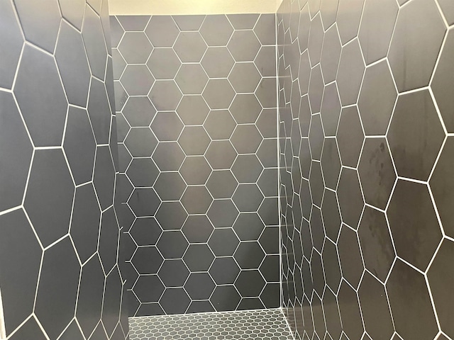 details featuring a tile shower