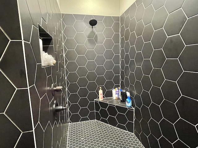 bathroom featuring tiled shower