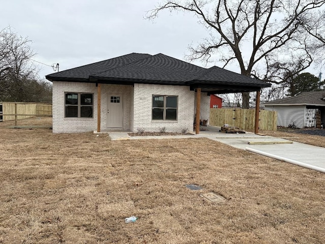 prairie-style house featuring a front lawn