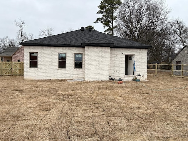 back of house featuring a yard