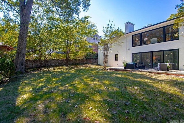 view of yard featuring an outdoor hangout area and a patio area