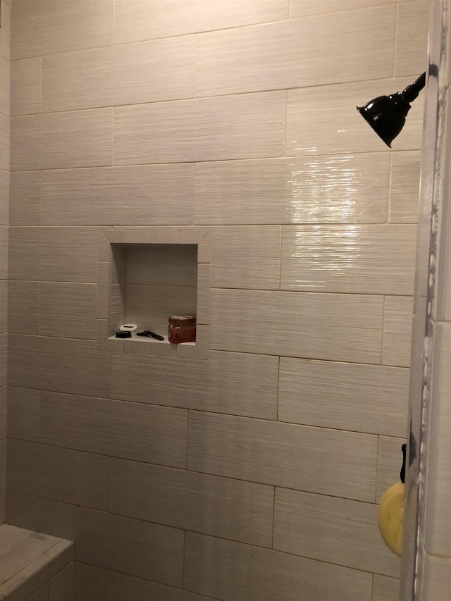 bathroom featuring a tile shower