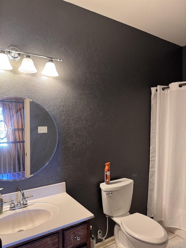 bathroom with a shower with curtain, vanity, and toilet