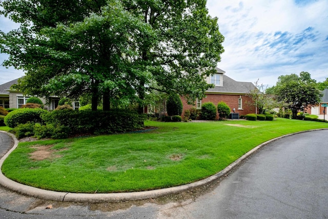 view of front facade with a front lawn