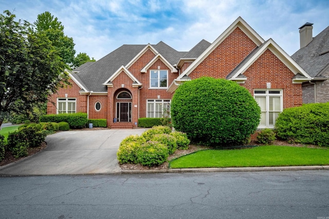 view of front of house with a front lawn