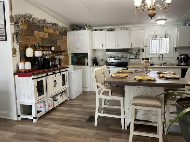 kitchen featuring sink, crown molding, stainless steel electric range oven, decorative light fixtures, and white cabinets