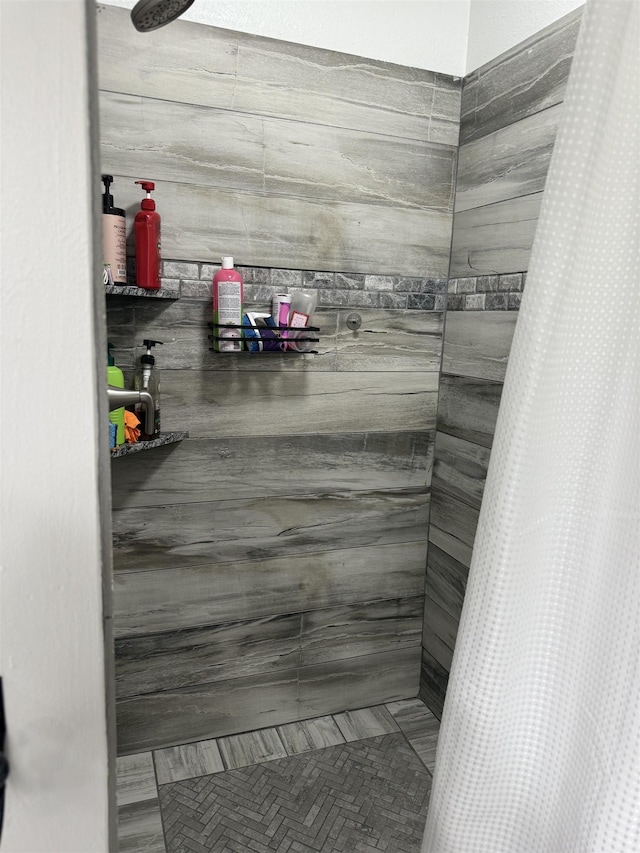 bathroom featuring a shower with curtain