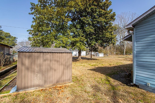 view of yard featuring a shed