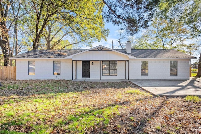 ranch-style home featuring a porch