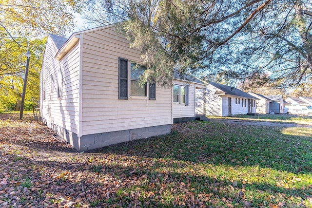 view of front of property featuring a front yard