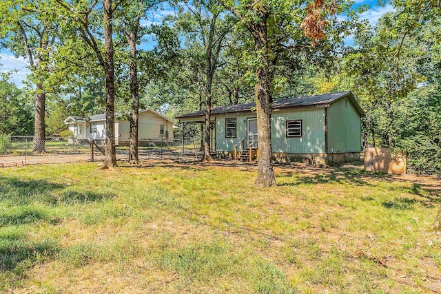 view of front of property featuring a front lawn