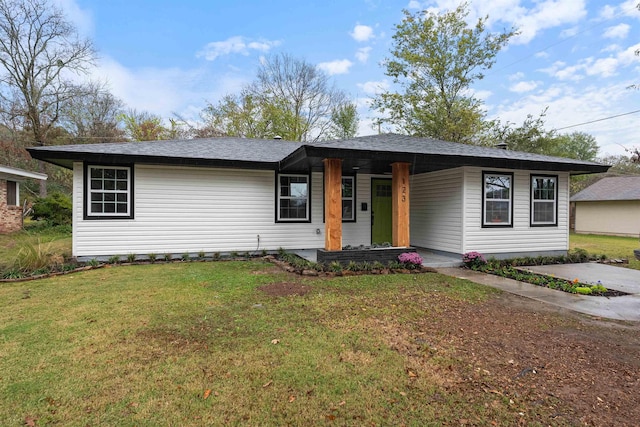 ranch-style home featuring a front lawn