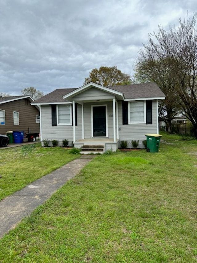 ranch-style house with a front yard