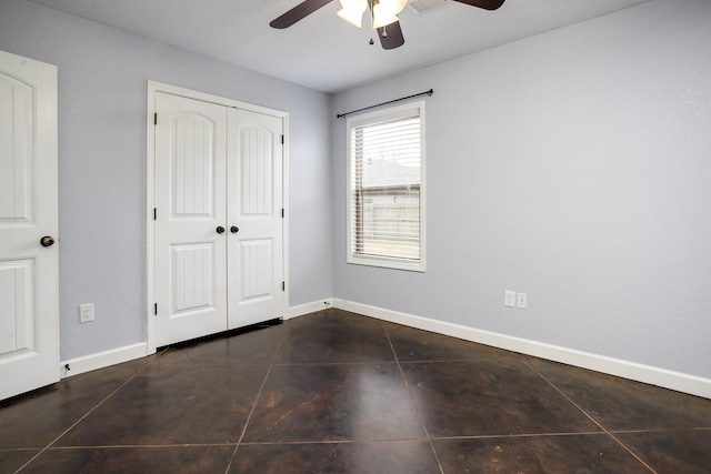 unfurnished bedroom featuring ceiling fan and a closet