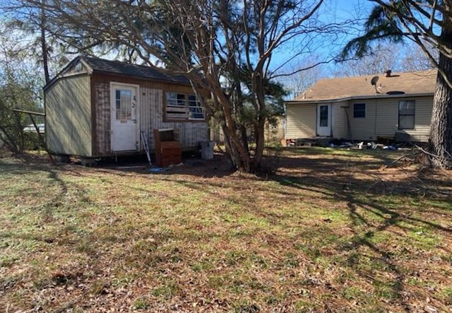 view of yard with a storage unit