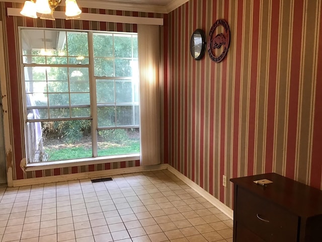 empty room featuring light tile patterned floors and a chandelier