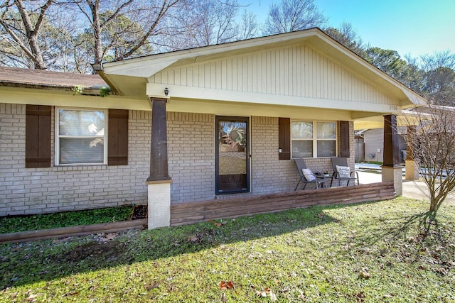 view of front of house featuring a front lawn