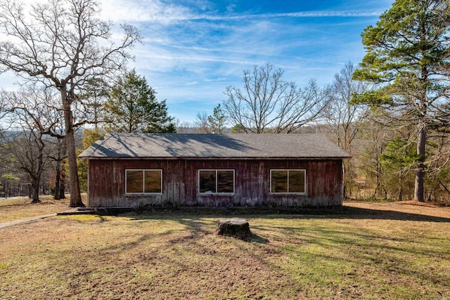 view of front facade with a front lawn