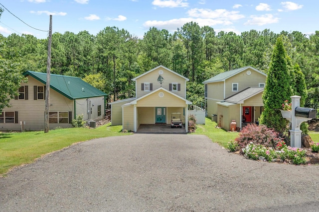 view of front of home featuring a carport and a front yard