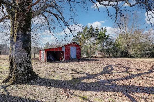 view of yard featuring an outdoor structure