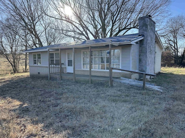 single story home featuring a front lawn