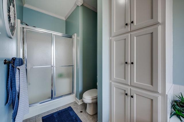 bathroom featuring an enclosed shower, crown molding, and toilet