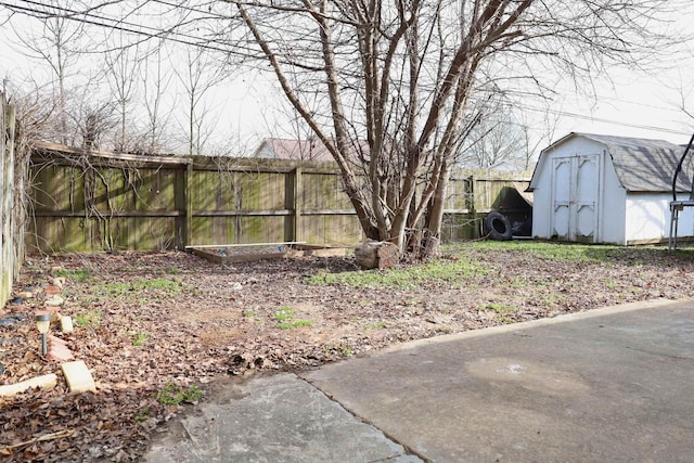 view of yard featuring a storage shed