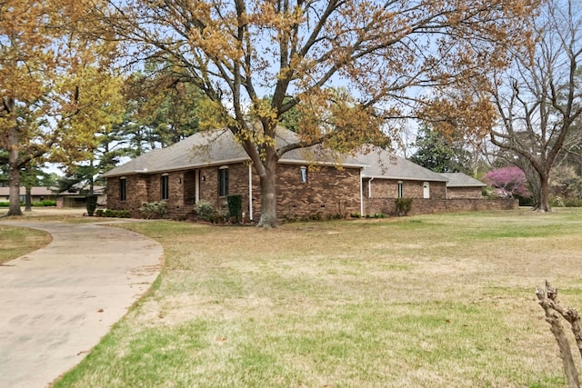 view of front of property featuring a front lawn