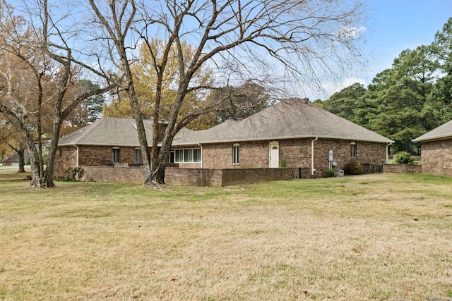 view of side of property featuring a lawn