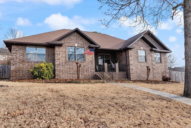 view of front of property featuring a front lawn