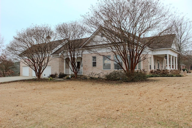 view of front of property featuring a garage and a front yard