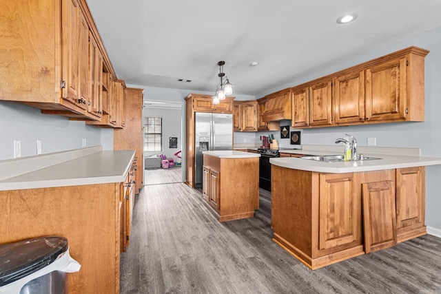 kitchen featuring a sink, a peninsula, dark wood-type flooring, and stainless steel fridge with ice dispenser