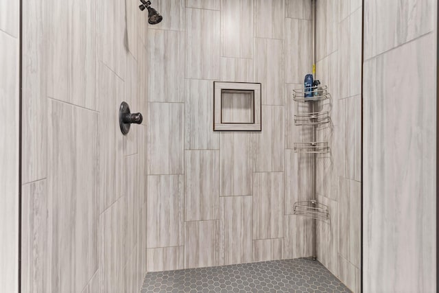 full bathroom featuring a tile shower