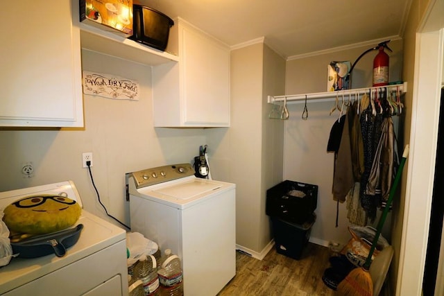 laundry room featuring crown molding, cabinets, independent washer and dryer, and hardwood / wood-style flooring