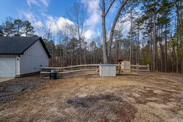 view of yard with an outbuilding