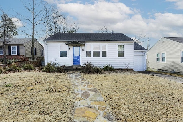 view of front facade featuring a garage and a front yard