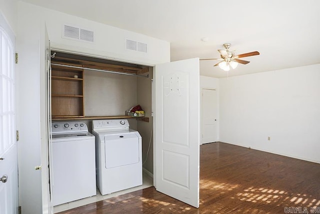 laundry room featuring hardwood / wood-style floors, washer and dryer, and ceiling fan