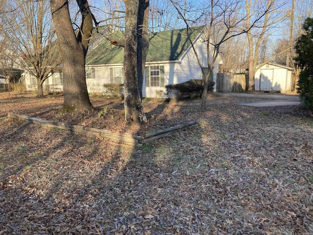 view of yard with a storage unit