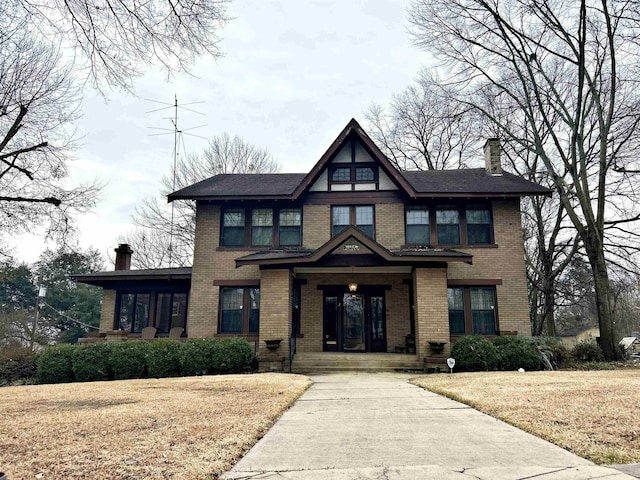 view of front of house featuring a front lawn