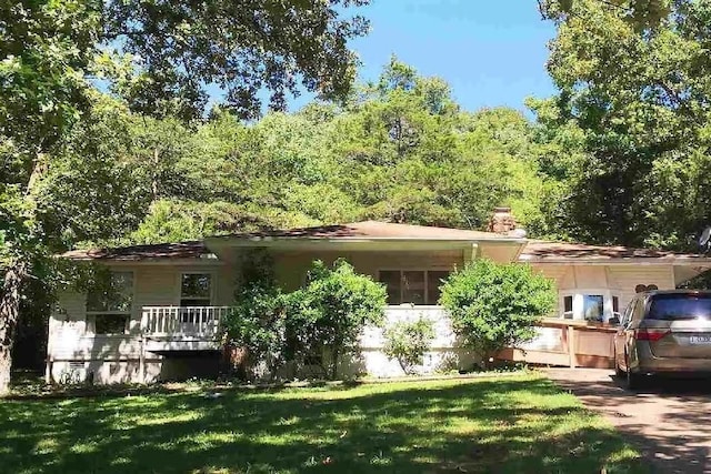 view of front facade featuring a front yard and a deck