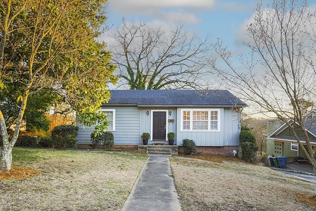 view of front of house featuring a front yard