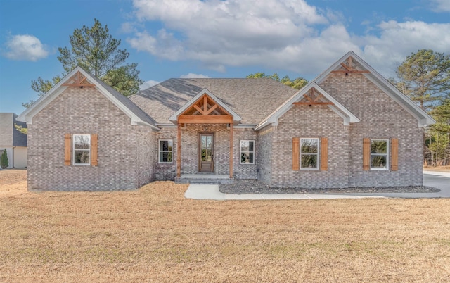 view of front of property featuring a front lawn