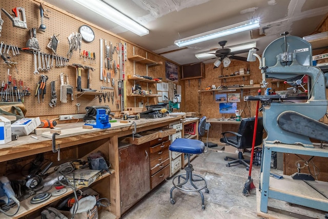 miscellaneous room featuring a workshop area and ceiling fan