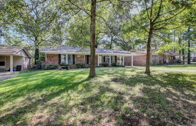 single story home with a front lawn