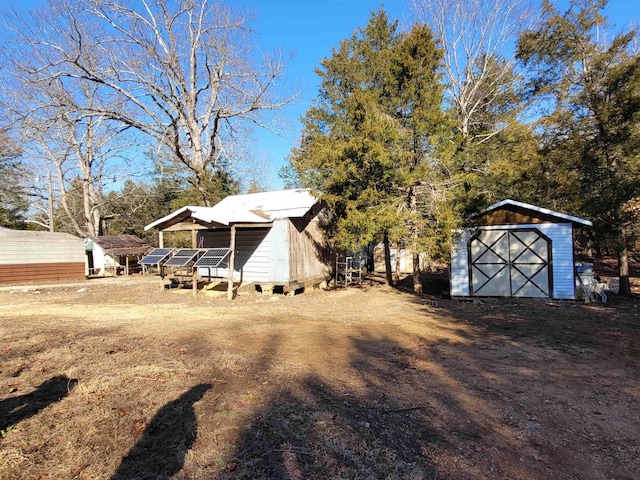 view of yard with a storage shed