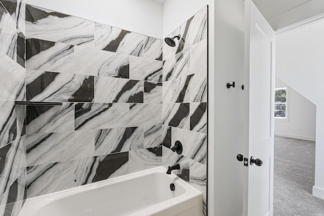 bathroom with tiled shower / bath