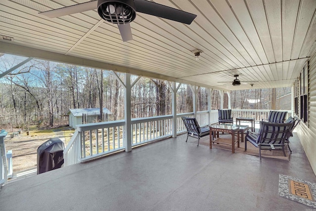 sunroom with ceiling fan