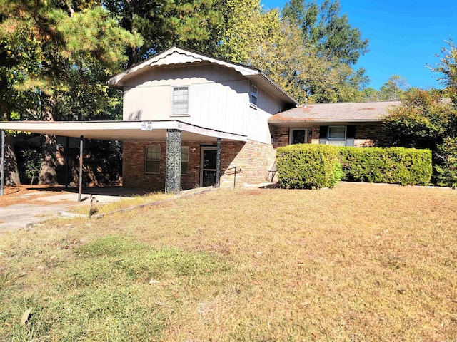 view of front of home featuring a carport and a front yard